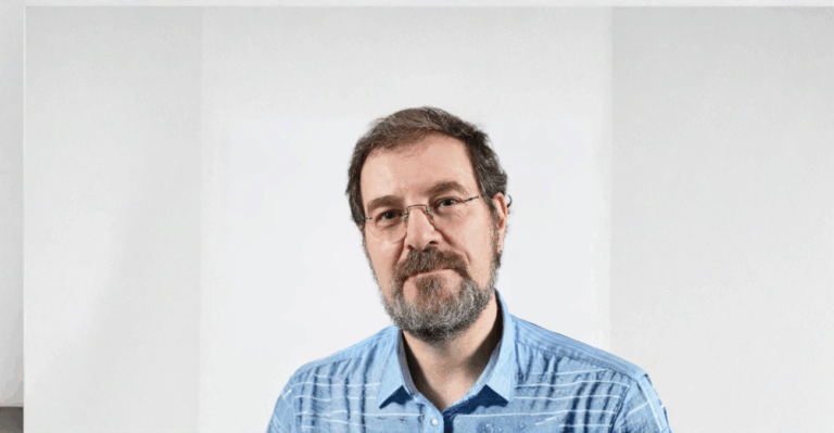 Fabián Silva Molina presenta su nuevo libro: “La inteligencia artificial es política y requiere un urgente debate”