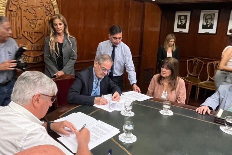 Cientos de estudiantes del centro tendrán su propio comedor universitario: la UNT firmó el contrato para iniciar la obra en Jujuy 467