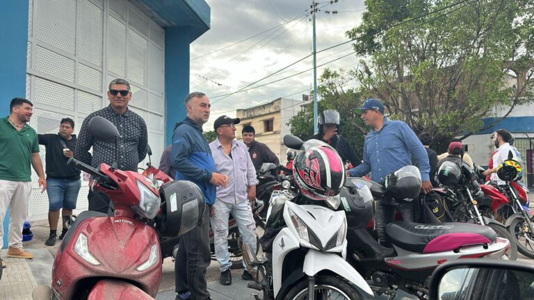 Tensión en el Concejo por la regulación de Uber Moto: choferes se manifiestan mientras avanza la regulación de las aplicaciones