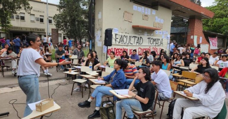 Paro universitario de 72 horas con clases públicas y fuerte adhesión docente