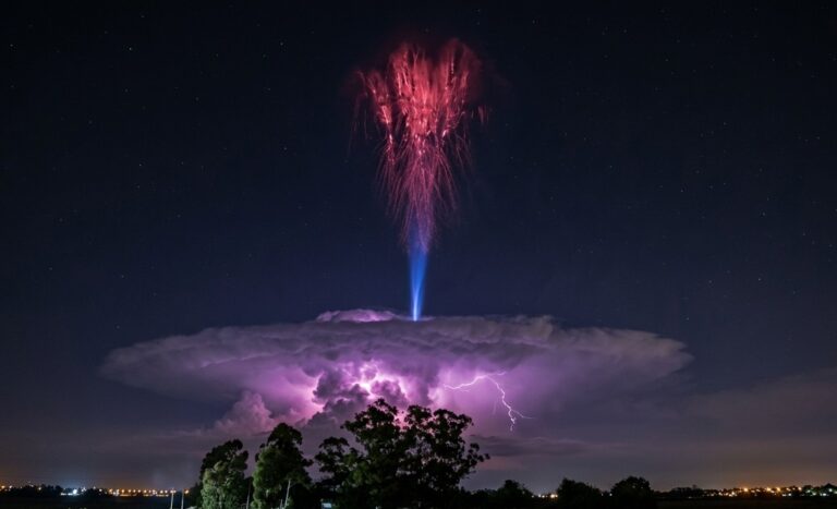 Un inusual rayo azul sorprendió a los tucumanos durante la noche del domingo
