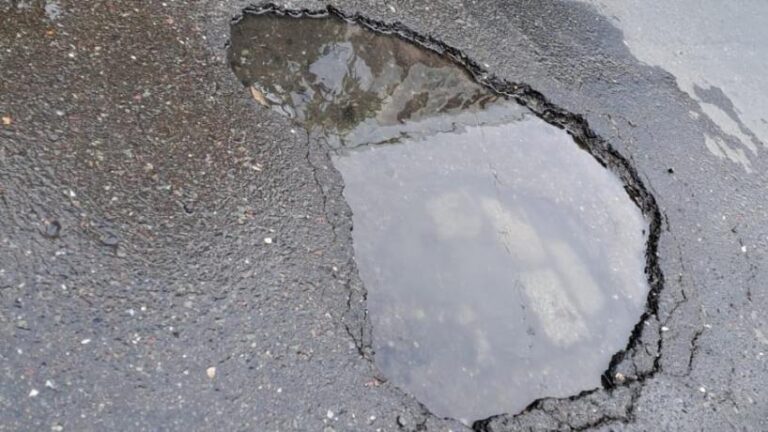 Buscan que el municipio indemnice a víctimas de pozos y obras mal señalizadas